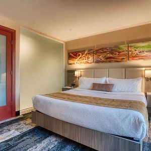 Großes Zimmer mit Kingsize-Bett